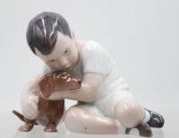 Auktion 372<br>Junge mit Hund, Wahre Freundschaft, "Royal Copenhagen", Nr. 440, H-9,5cm B-12,5cm