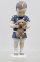 Auktion 372<br>Ole, der einen Hund h&auml;lt, Bing und amp; Gr&ouml;ndahl, Modellnr. 1747, Entw. Ingeborg Plockross-Irminger, H-16,5cm