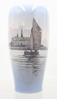 Auktion 372<br>Vase, Royal Copenhagen, Segelboot vor Stadt, ca. H-17cm