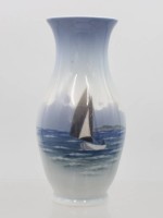 Auktion 372<br>kl. Vase, Royal Copenhagen, Segelboot, ca. H-17,5cm