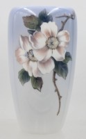 Auktion 372<br>hohe Vase, Royal Copenhagen, Wildrosenmotiv, ca. H-23cm