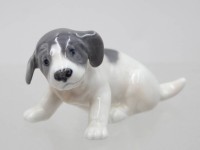 Auktion 372<br>sitzender Welpe, Royal Copenhagen, Nr. 1311, bemalt in Unterglasur, H-5,5cm.