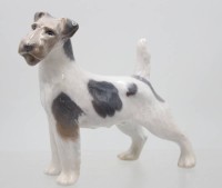 Auktion 372<br>Terrier, Royal Copenhagen, Entw. Platen Hallermundt, Modellnr. 2967, polychrom staffiert in Untergglasurfarben, ca. H-16cm L-22cm