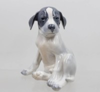 Auktion 372<br>sitzender Pointer-Welpe, Royal Copenhagen, , Entw. Erik Nielsen, Modellnr. 259, polychrom bemalt, H- 20 cm
