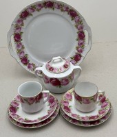 Auktion 372<br>8 Teile Jugendstil-Geschirr mit Rosendekor, eine Tasse mit Altriss