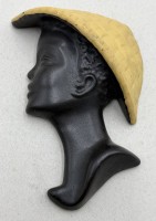 Auktion 372<br>kl. Wandkopf, Frau mit Strohhut, H-19 cm