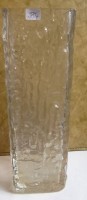 Auktion 372<br>quadratische Eisglasvase im Mid-Century-Stil, H-29  cm, 10x10 cm, 60/70-er J.