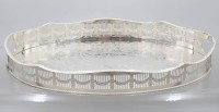 Auktion 372<br>ovales Galerie-Tablet, England, versilbert, ziseliert, ca. H-5,3cm, 39,5 x 25,5cm