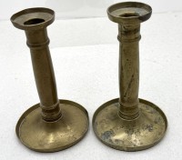 Auktion 372 / Los 15050 <br>Paar antike Kerzenhalter, Messing, ungepflegter Kellerfund, H-17 cm