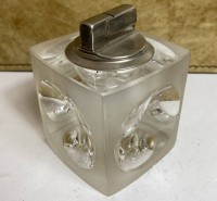 Auktion 372<br>Gas-Tischfeuerzeug in Glasstand, H-9cm 7x7cm, minim. Chip am Stand