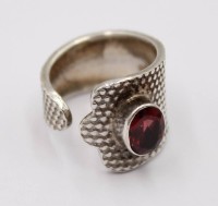 Auktion 372<br>925er Silber-Ring, Granat, 4,8gr., offene Schiene