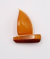 Auktion 372<br>Brosche, Bernsteinschiff, wohl Russland, ca. 3,5 x 2,5cm