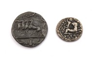 Auktion 372<br>2x  M&uuml;nzen, Dekadrachme aus Syrakus ca. 400 v. Chr. D-3,5cm 37,7gr., aus der Zeit? und  r&ouml;mischer Denar, Silber, 10,45 gr.  D-2,5cm