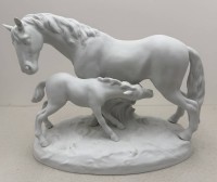 Auktion 372<br>gr. Stute mit Fohlen "Tettau Ateliers", weisses Bisquitporzellan, H-21 cm, L-30 cm
