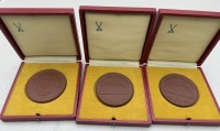 Auktion 372 / Los 9023 <br>3x Meissen-Plaketten in orig. K&auml;sten "Greiz/Th&uuml;ringen", B&ouml;ttgersteinzeug, 6,5 cm