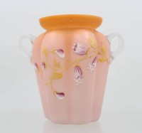 Auktion 372<br>rosa Satin-&Uuml;berfangglas, wohl &auml;lter, florale Emaillemalerei, ca. H-13,5cm