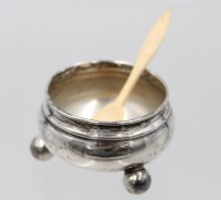 Auktion 372<br>Saliere, 800er Silber, anbei Beinl&ouml;ffel, 17,4gr., ca. 2,8cm D-4,5cm