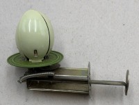 Auktion 372<br>vintage Blechspielzeug K&uuml;ken im Ei, bei Drehung klappt es auf, Made in China