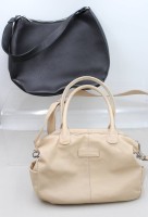 Auktion 372 / Los 13006 <br>2x div. Damenhandtaschen, 1x schwarzes Leder und 1x beige diese von Liebeskind, Tragespuren, ca. 30 x 40cm und 25 x 35cm