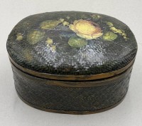 Auktion 372<br>ovaler Flechtkorb mit bemalten Deckel, H-16 cm, 28x23 cm, kl. Farbabplatzer