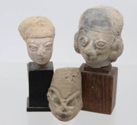 Auktion 372<br>drei pr&auml;kolumbianischen Tonk&ouml;pfe, Mexiko, 2x auf Stand, ca. H-6-10,5cm