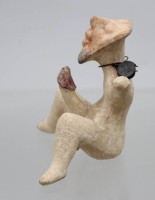 Auktion 372<br>Terrakotta-Figur des griechischen Gottes Priapos, Gott der Fruchtbarkeit, der G&auml;rten und der Landwirtschaft, Ausfuhr-Plombe, ca. H-9cm