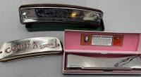 Auktion 372<br>3x alte Mundharmonikas, 2x Hohner, 1x Bandmaster