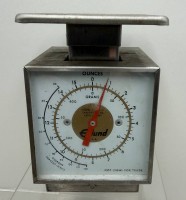 Auktion 372<br>Vintage Portionswaage  Modell SSC C-16, Anzeige in Unzen und Gramm, Metallgeh&auml;use, U.S.A.