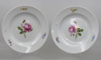 Auktion 372<br>2x Kuchenteller, Meissen, Schwertermarke, rote Rose, 1. Wahl,  D-21,5cm