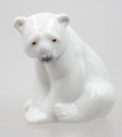Auktion 372<br>Lladro-Porzellanfigur eines sitzenden Eisb&auml;ren, Unterglasurfarben, ca. H-8,5cm