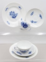 Auktion 372<br>2x Tee-Gedecke, Royal Copenhagen, Blaue Blume glatt, ca. H-4,8cm