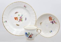 Auktion 372<br>Porzellan-Gedeck, K&ouml;niglichen Porzellan-Manufaktur Berlin (KPM), Serie Neuosier, Blumen-u. Insektenmalerei, Tasse ca. H-6,5cm
