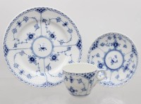 Auktion 372<br>Kaffeegedeck,  Royal Copenhagen, Musselmalet Halbspitze, Kuchenteller mit Glasurfehler, Tasse ca. H-6,5cm