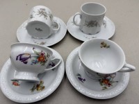 Auktion 372<br>4x Mokkatassen mit U.T., "Rosenthal" 2x Form Maria mit Blumen, 2x Monbijou mit gr&uuml;ner Ranke