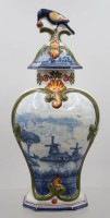 Auktion 372 / Los 9028 <br>Deckelvase, Koninklijke Tichelaar Makkum, Fayence, Deckel bestossen, ca. H-32cm