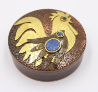 Auktion 372<br>Dose ist aus Kupfer und Messing  mit Lapislazuli-Steinen, Chile, ca. H-2cm D-6,5cm