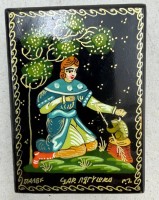 Auktion 372<br>kl. russische handgemalte Lackdose mit M&auml;rchenmotiv, signiert, H-3 cm, 7x5 cm