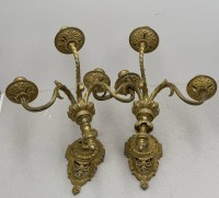 Auktion 372<br>Paar grosse Bronze-Wand-Kerzenhalter, Bronze feuervergoldet, je 3-armig, je 32x32 cm