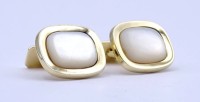 Auktion 372 / Los 1118 <br>Paar Manschettenkn&ouml;pfe mit Perlmutt, goldfarben, Kopf 22x18mm