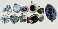 Auktion 372<br>12x div. Modeschmuck-Broschen und Anh&auml;nger