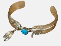 Auktion 372<br>Silber-925- Armspange, Navajo-Schmuck mit T&uuml;rkis und beweglicher Feder, eine  fehlt, 18,1 gr