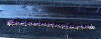 Auktion 372 / Los 1136 <br>Gold-750- Armband mit 12  grossen Amethysten, zus. 45,5 Karat, L-ca. 19 cm, zus. 31,5 gr., mit Schmuckpass