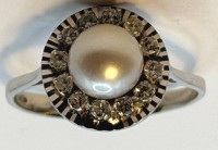 Auktion 372 / Los 1138 <br>Weissgold-Perlring-585-, umringt von klaren Steinen, RG 52, 2,96 gr