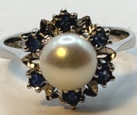 Auktion 372<br>Weissgold-750- Perlring, umringt von blauen Safiren, RG 55, 4,35 gr