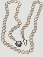 Auktion 372<br>Perlenkette mit Weissgold-Schliesse-750-, Perle und Safire, L-ca. 55 cm, Perlen D-ca. 0,5 cm