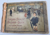 Auktion 372 / Los 3009 <br>Gross-Stadt-Bilder-Buch.-wohl Erstausgabe 1909,Leipzig, Voigtl&auml;nders Verlag, Quer-4&deg;, Titelblatt fehlt, Bindung lose, Text auf der Titelblattr&uuml;ckseite + 15 farblithographierte Tafeln in unterschiedlicher Erhaltung, also komplett, farbig illustrierter Original-Halbleinwandeinband (berieben, lbesto&szlig;en und fleckig) Ernst Friedrich Sophus Hansen (2. November 1871 in Gl&uuml;cksburg - 26. Dezember 1959 ebenda).  Rarit&auml;t, leider in schlechter Erhaltung