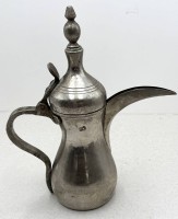 Auktion 372<br>tradit. arabische Dallah Kaffeekanne, wohl Saudi Arabien, Anfang/Mitte 20. Jahrhunde, H-30 cm