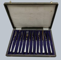 Auktion 372<br>12 tg. Desertbesteck f&uuml;r 6 Pers., Griffe Silber-800-, Klingen/Zinken vergoldet, L-15 cm, sehr gut erhalten in Kasten