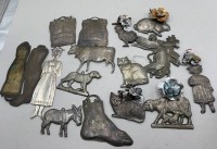 Auktion 372<br>15x div. Votivgaben etc., Metall versilbert etc. (2 Teile haben wir als Beispiel etwas geputzt, Kuh und Trachtenm&auml;dchen) H-20 cm) wohl alles 19.Jhd.