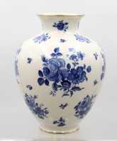 Auktion 374<br>hohe Vase, Kobalt-Blumen,  Waldershof, ca. H-27cm
